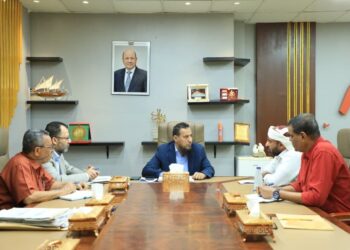 محافظ عدن يناقش آليات تعزيز الإيرادات وتحسين أداء الواجبات الزكوية