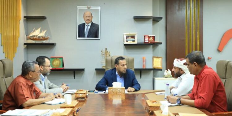 محافظ عدن يناقش آليات تعزيز الإيرادات وتحسين أداء الواجبات الزكوية