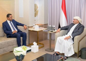 طارق صالح يشيد بالدور النضالي لأبناء تهامة ويؤكد أهمية تعزيز الاستقرار المالي