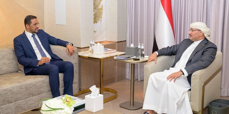 طارق صالح يشيد بالدور النضالي لأبناء تهامة ويؤكد أهمية تعزيز الاستقرار المالي