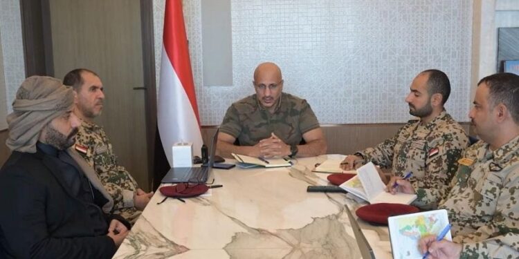 طارق صالح يشدد على الجاهزية في جبهات الساحل الغربي