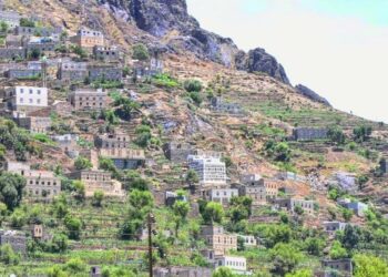 المليشيات  تقصف معدات شق طريق في سامع   بتعز