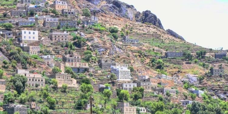 المليشيات  تقصف معدات شق طريق في سامع   بتعز