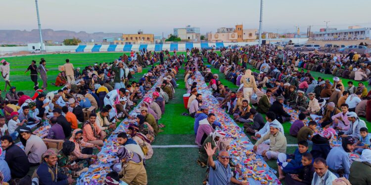 السلطة المحلية و  القوات المشتركة  تقيمان مأدبة إفطار جامعة في عتق بشبوه