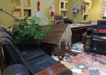 رئيس الوزراء يوجه بفتح تحقيق عاجل في حادثة اقتحام صحيفة “عدن الغد”