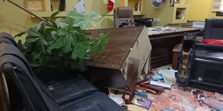 رئيس الوزراء يوجه بفتح تحقيق عاجل في حادثة اقتحام صحيفة “عدن الغد”