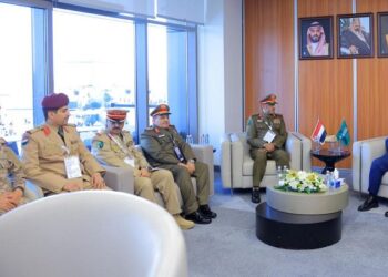 رئيس  الأركان يبحث مع نظيره السعودي تعزيز التعاون العسكري وتطوير الشراكة الدفاعية