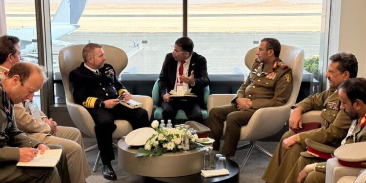 رئيس   الأركان يبحث مع كبير المستشارين العسكريين البريطانيين سبل تعزيز التعاون العسكري