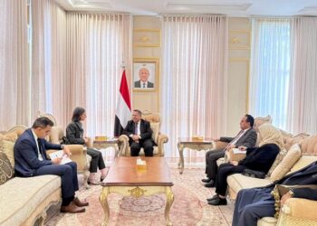 رئيس مجلس الشورى يبحث مع السفيرة الفرنسية مساعي السلام في اليمن