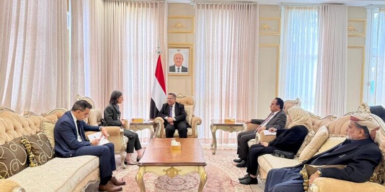 رئيس مجلس الشورى يبحث مع السفيرة الفرنسية مساعي السلام في اليمن