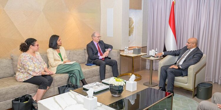 طارق صالح يبحث مع السفير الألماني مستجدات الأوضاع في اليمن