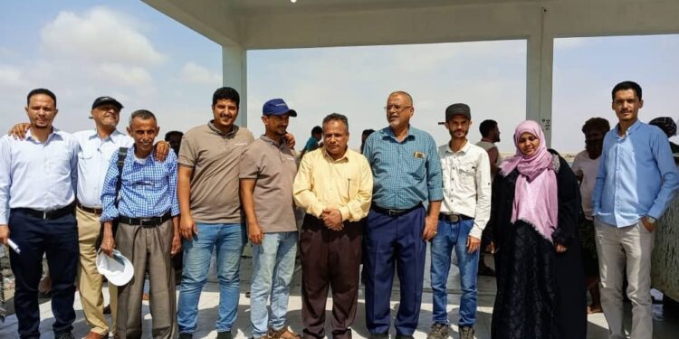 رئيس هيئة مصائد خليج عدن يفتتح مركز الإنزال السمكي في   قعوة بالبريقة