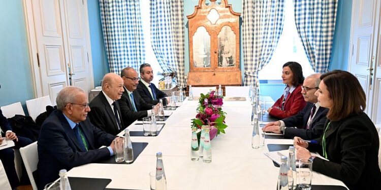 العليمي يبحث  مع رئيس وزراء لبنان جهود استعادة مؤسسات الدولة