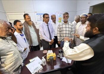 جمعية الحكمة تدشّن مخيماً للعيون في مستشفى الوهط بلحج