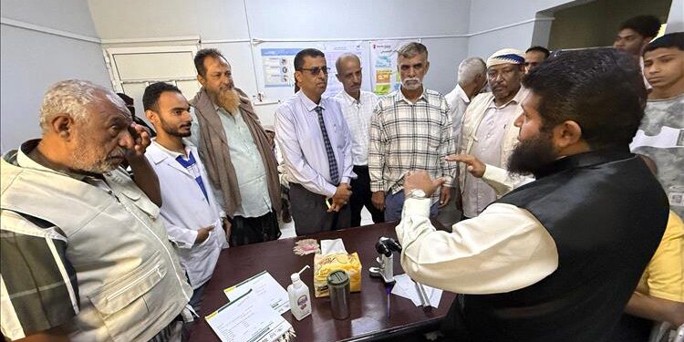 جمعية الحكمة تدشّن مخيماً للعيون في مستشفى الوهط بلحج