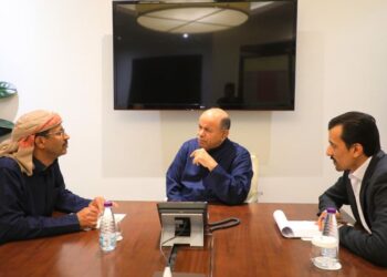 الخنبشي يؤكد أهمية التنسيق بين السلطات المحلية ووزارة النفط