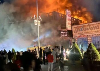 وفاة مدنياً واصابة 13 اخرين في حريق بمول تجاري بمأرب