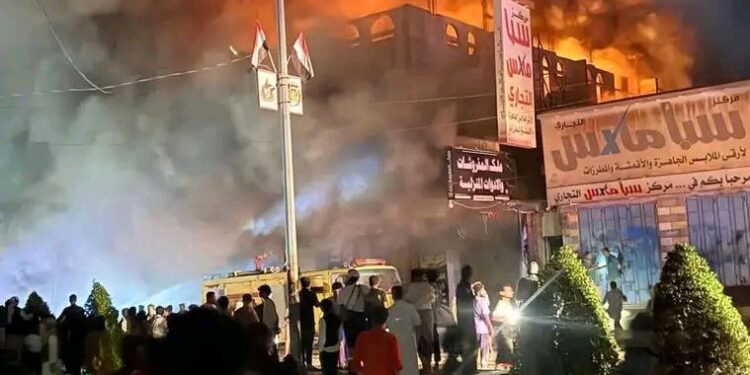 وفاة مدنياً واصابة 13 اخرين في حريق بمول تجاري بمأرب