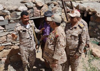 قائد محور تعز يواصل جولته الميدانية الرمضانية لتفقد المقاتلين في محيط المدينة