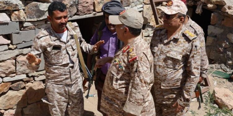 قائد محور تعز يواصل جولته الميدانية الرمضانية لتفقد المقاتلين في محيط المدينة