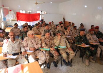 شعبة التوجيه المعنوي بمحور تعز تختتم دورة تدريبية بعنوان “الاتصال والتواصل”