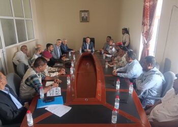 اجتماع تنسيقي في أبين يناقش تطوير العمل الإنساني ودعم فرق إزالة الألغام