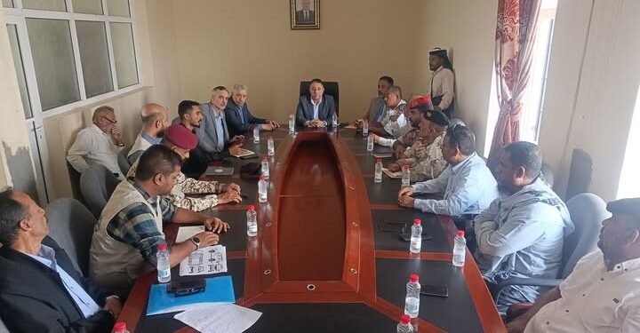 اجتماع تنسيقي في أبين يناقش تطوير العمل الإنساني ودعم فرق إزالة الألغام