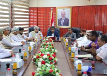 أمين عام محلي المهرة يناقش توزيع المساعدات العمانية الرمضانية