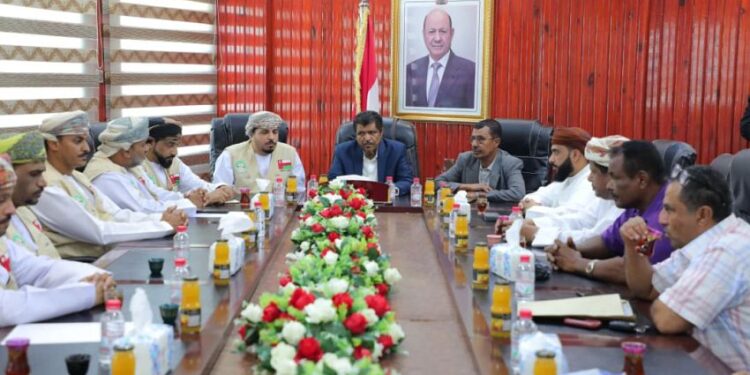 أمين عام محلي المهرة يناقش توزيع المساعدات العمانية الرمضانية
