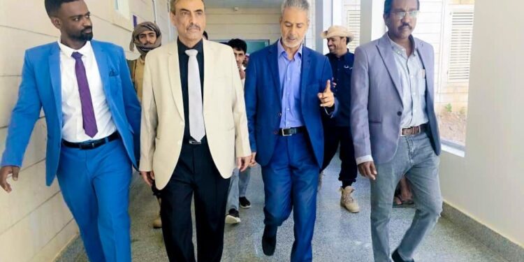 هشلة والشرجبي يطلعان على أوضاع   مستشفى شبوة
