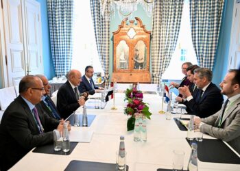 العليمي يبحث مع رئيس وزراء هولندا الدعم الأوروبي لإنهاء التهديد الحوثي