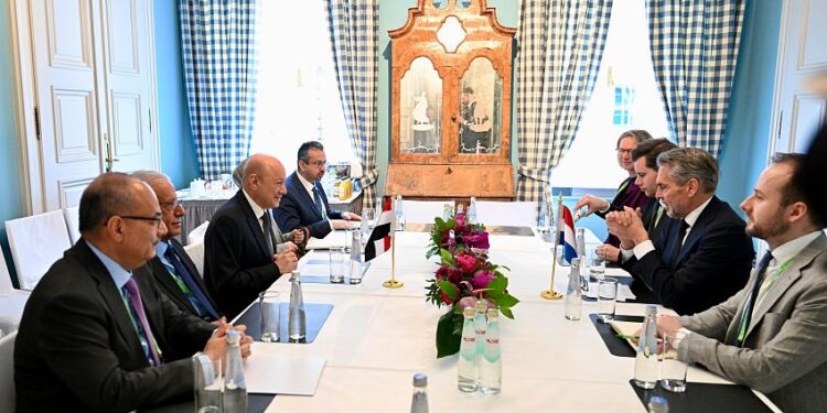 العليمي يبحث مع رئيس وزراء هولندا الدعم الأوروبي لإنهاء التهديد الحوثي