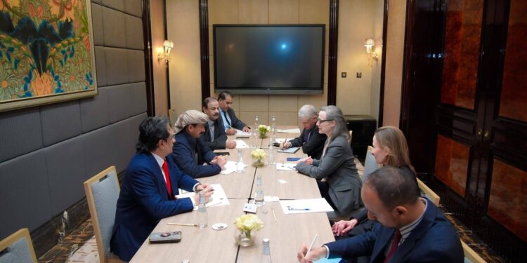 محافظ شبوة يبحث مع فريق المبعوث الأممي جهود دعم الاستقرار والسلام