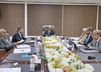 البنك المركزي يناقش الخيارات المتاحة للتعامل مع ظاهرة شحة السيولة