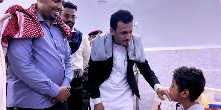 وكيل حضرموت يزور المرضى في أول أيام العيد ويوزع الهدايا العيدية
