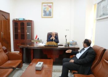 الخنبشي يؤكد أهمية تطوير البنية التحتية لمطاري الريان وسيئون