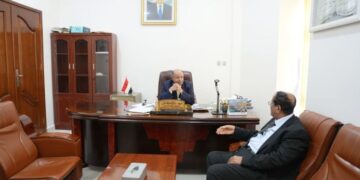 الخنبشي يؤكد أهمية تطوير البنية التحتية لمطاري الريان وسيئون