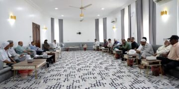 محافظ حضرموت يناقش أسباب تعثر مشروع مستشفى بويش