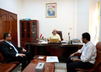 الخنبشي يناقش أوضاع مخيمات النازحين و مستوى تحصيل الإيرادات الزكوية بحضرموت