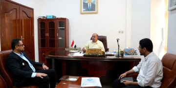 الخنبشي يناقش أوضاع مخيمات النازحين و مستوى تحصيل الإيرادات الزكوية  بحضرموت