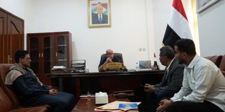 الخنبشي يطلع على سير العمل في جمارك الوديعة ويشدّد على استقرار الإمدادات النفطية بحضرموت