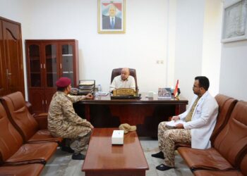 الخنبشي يناقش   تطوير مستشفى 24 إبريل العسكري واوضاع صندوق النظافة