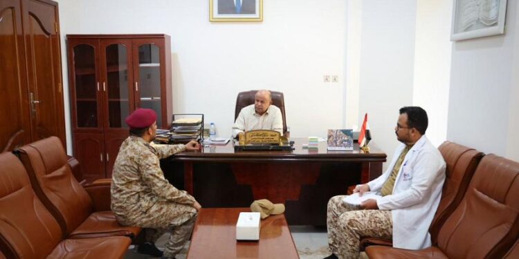 الخنبشي يناقش   تطوير مستشفى 24 إبريل العسكري واوضاع صندوق النظافة