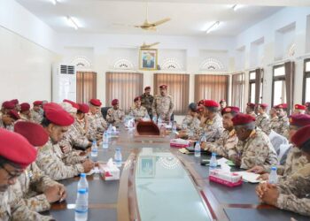 وزير الدفاع يجتمع مع قيادة المنطقة العسكرية الثانية