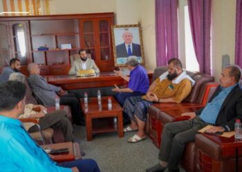 محافظ أبين يناقش مشاريع الطرق و سبل تطوير العمل الضريبي وتحسين الإيرادات