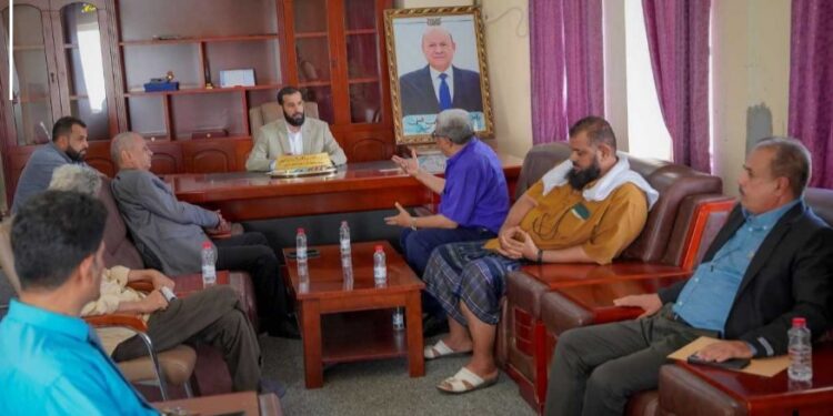 محافظ أبين يناقش مشاريع الطرق و سبل تطوير العمل الضريبي وتحسين الإيرادات