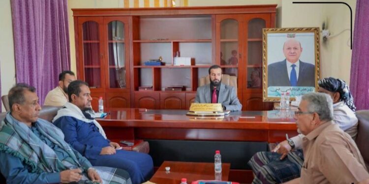 محافظ أبين يشدّد على رفع كفاءة تحصيل الإيرادات وفق النظام والقانون