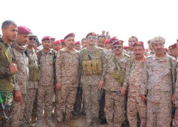 قيادات الجيش تواصل الزيارات الميدانيه للجنود في الجبهات