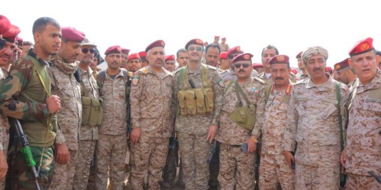 قيادات الجيش تواصل الزيارات الميدانيه للجنود في الجبهات