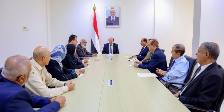 رئيس الوزراء يطلع على سير العمل بوزارة الخارجية  ويجتمع برؤساء الدوائر